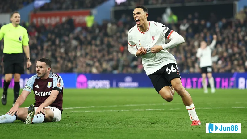 Cầu thủ Liverpool với bóng trước cầu thủ Aston Villa trong trận đấu Cầu thủ Liverpool với bóng trước cầu thủ Aston Villa trong trận đấu