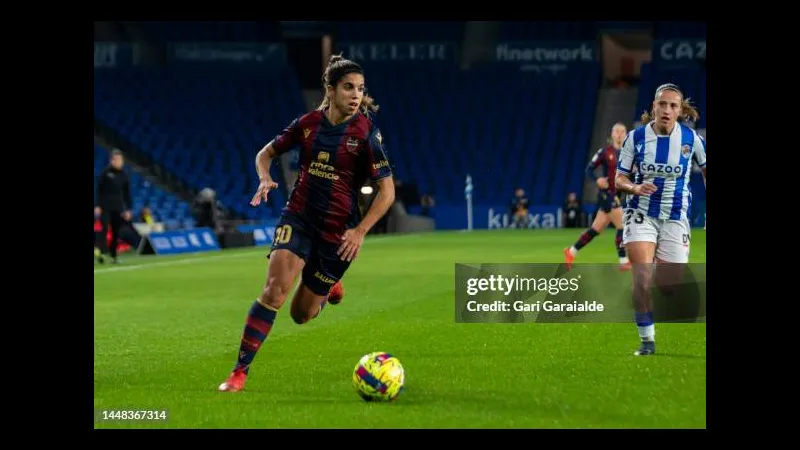Cầu thủ từ đội Levante dùng kỹ thuật đi bóng qua cầu thủ đối phương từ Real Sociedad