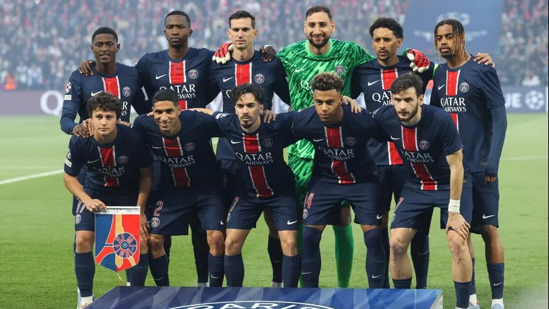 Neymar và Muller tranh chấp bóng trước khung thành Neymar và Muller tranh chấp bóng trước khung thành