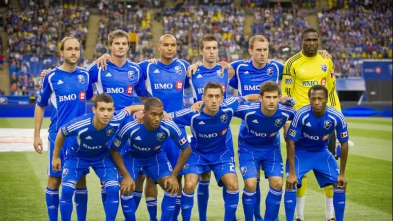 Cầu thủ Montreal vượt qua hậu vệ Vancouver để tạo ra cơ hội ghi bàn Cầu thủ Montreal vượt qua hậu vệ Vancouver để tạo ra cơ hội ghi bàn